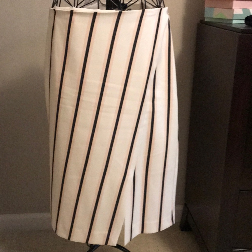 White House Black Market skirt New with tags.